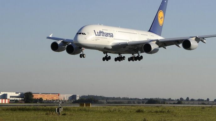 Největší dopravní letadlo současnosti Airbus A380 přistává v Praze.