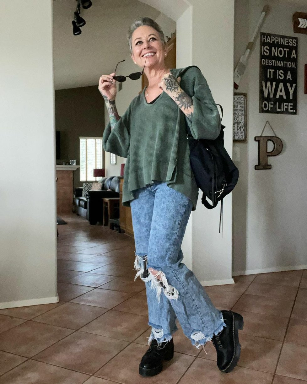 58letou ženu kritizují za to, že se obléká jako puberťačka. Nikdy nejste příliš staří na vlastní styl, vzkazuje