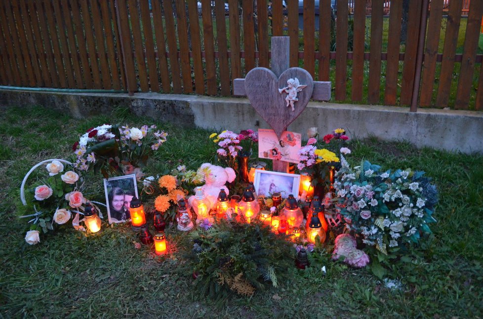 Na místě tragedie stále hoří svíčky a lidé z Lopeníku i okolí vzpomínají.