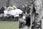 Poslední rozloučení s tragicky zesnulými sestřičkami u jejich domu se neobešlo bez slz