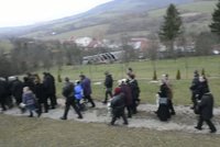 VIDEO: Mějte se v nebi hezky, loučili se zlomení rodiče s dcerkami (†7 a 18) z rallye