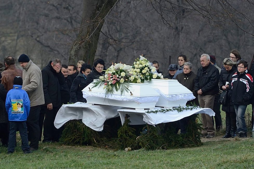 Hluboký zármutek v Lopeníku: Zdrcený otec dvou mrtvých holek pláče nad bílými rakvemi. (archivní fotografie)