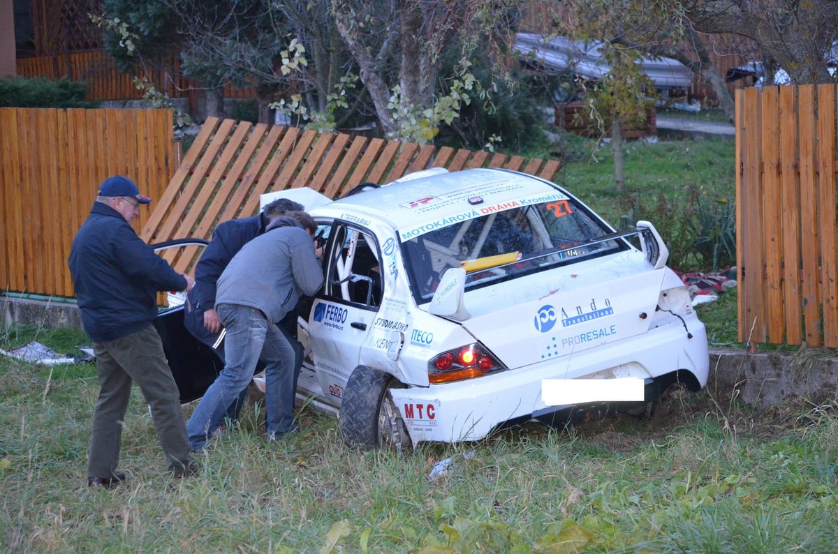 Dívky usmrtilo auto jednoho ze závodníků.