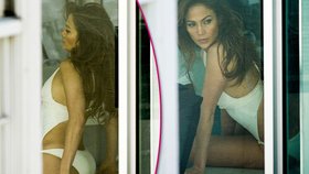 Jennifer Lopez (42) ukázala sexy křivky v bílých bikinách