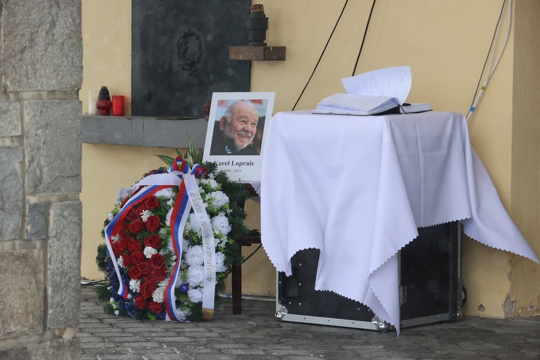 Rodina, fanoušci, i známé osobnosti se rozloučili s králem Dakaru, Karlem Lopraisem.