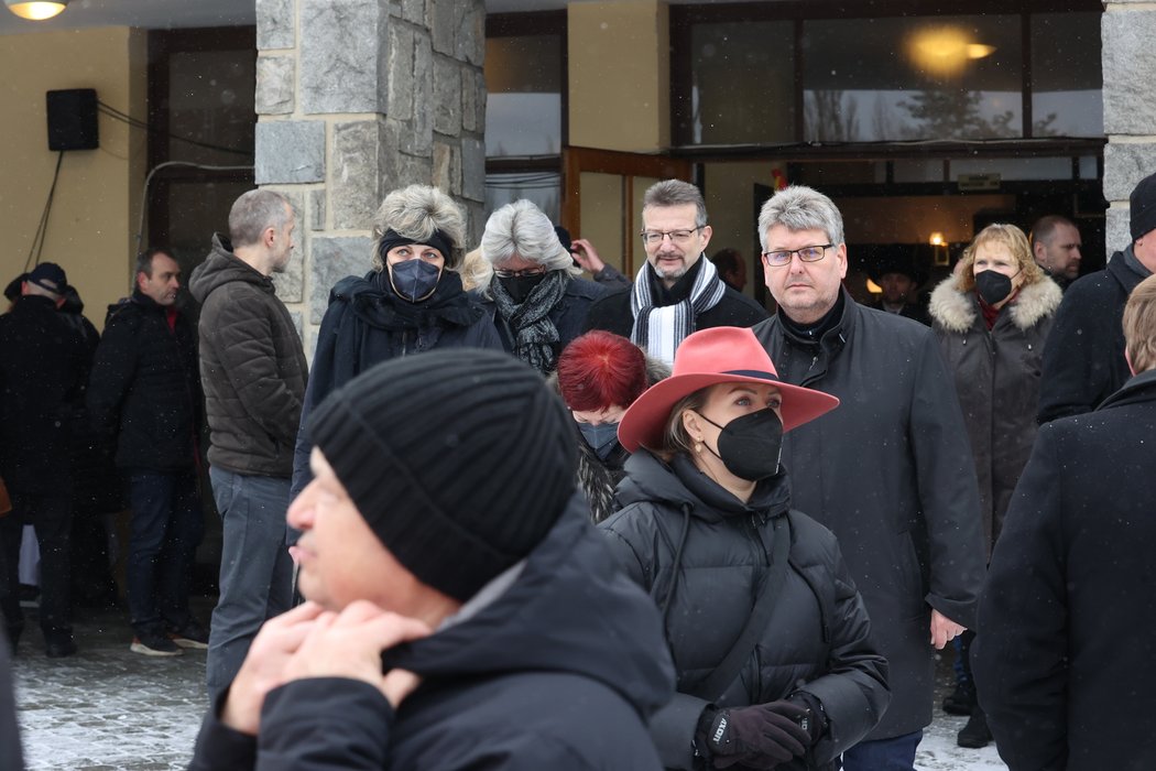 Rodina, fanoušci, i známé osobnosti se rozloučili s králem Dakaru, Karlem Lopraisem.