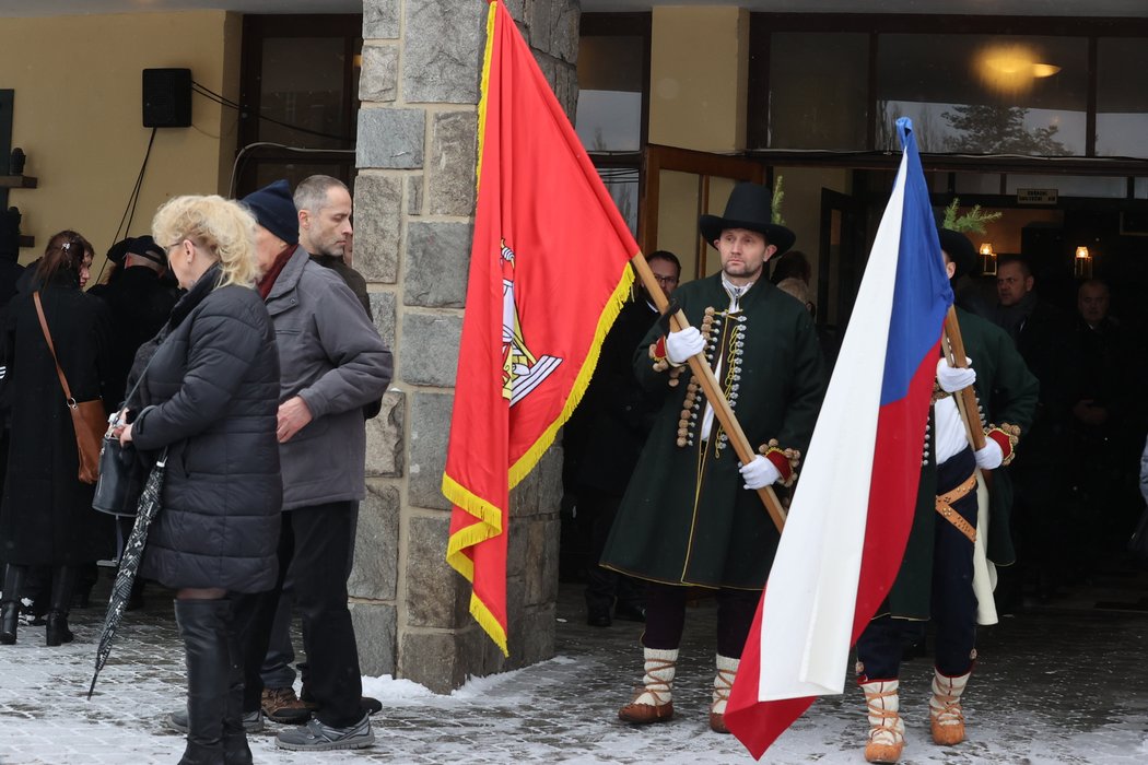 Rodina, fanoušci, i známé osobnosti se rozloučili s králem Dakaru, Karlem Lopraisem.