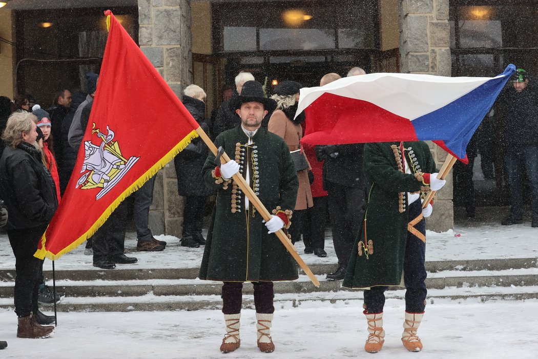 Rodina, fanoušci, i známé osobnosti se rozloučili s králem Dakaru, Karlem Lopraisem.