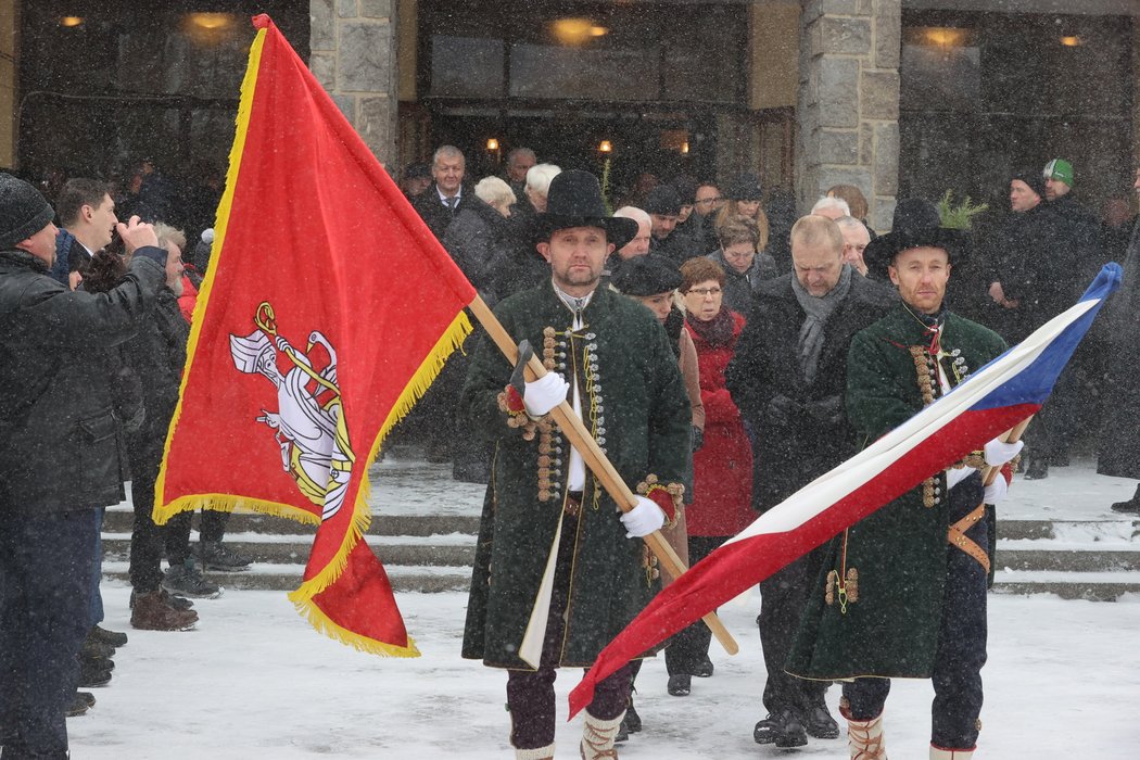 Rodina, fanoušci, i známé osobnosti se rozloučili s králem Dakaru, Karlem Lopraisem.