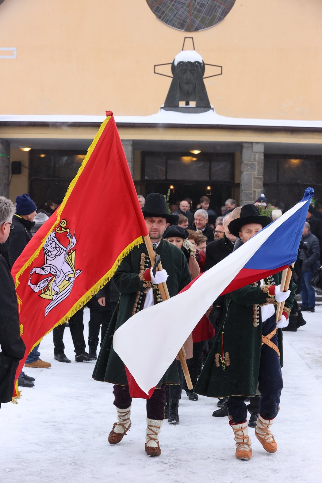 Rodina, fanoušci, i známé osobnosti se rozloučili s králem Dakaru, Karlem Lopraisem.