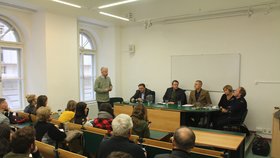 Generál Alojz Lorenc (druhý zleva) na akademické půdě. Na snímku je i docentka Barbora Osvaldová. (Fakulta sociálních věd Univerzity Karlovy, 23. 11. 2018)