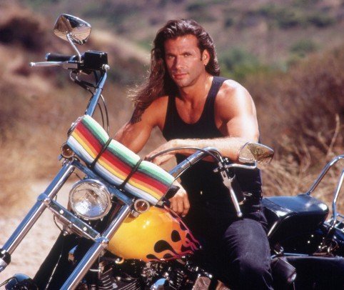 Lorenzo Lamas jako sexy Odpadlík na motorce