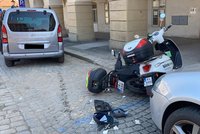 Nehoda na Hradčanech: Řidič automobilu dostal křeče, naboural a skončil na střeše