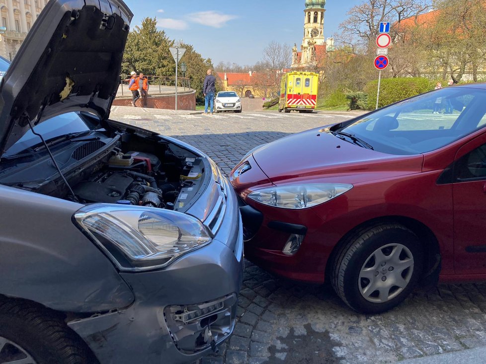 Řidič citroënu údajně dostal záchvat křečí, v důsledku čehož nezvládl řízení a se svým vozem skončil na střeše. Vyprošťovali jej hasiči. (27. duben 2021)