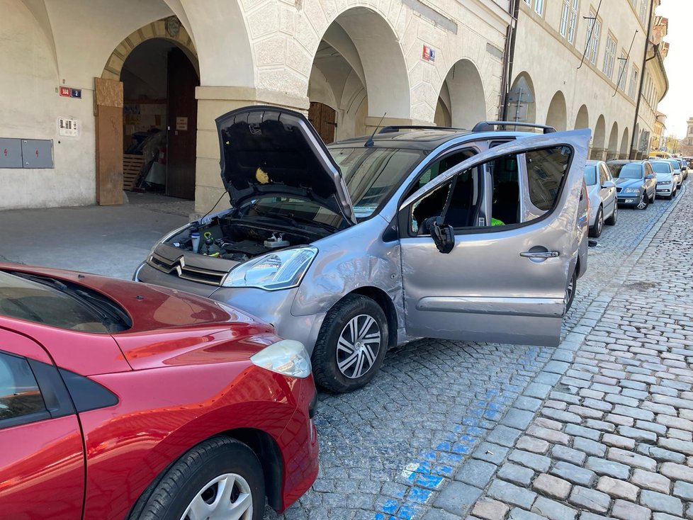 Řidič citroënu údajně dostal záchvat křečí, v důsledku čehož nezvládl řízení a se svým vozem skončil na střeše. Vyprošťovali jej hasiči. (27. duben 2021)
