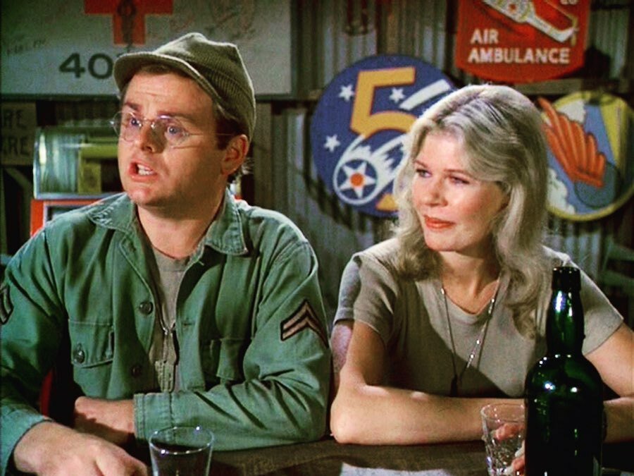 Gary Burghoff (80) jako Radar a Loretta Swit (86) jako major Margaret Houlihanová.