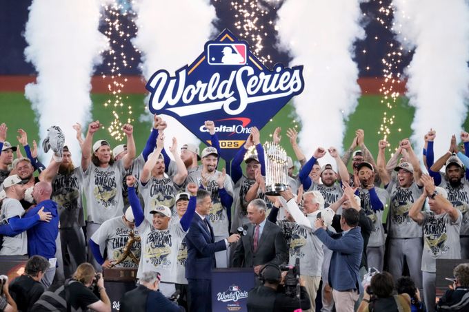 Dodgers opět slaví v MLB! Dali vzpomenout na Yankees, obhajoba po 25 letech Dodgers opět slaví v MLB! Dali vzpomenout na Yankees, obhajoba po 25 letech