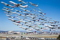Kouzlo upravené fotografie: 75 vzlétajících letadel na jednom snímku!
