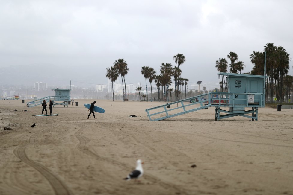 Na pláže v Los Angeles se pomalu vrací lidé (13.4.2021)