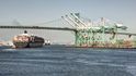Losangeleský přístav zavalily balíky z Asie. Přístav je přetížený, zvolnění nečeká.