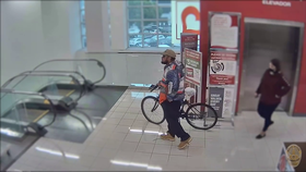Násilník v nákupním centru demoloval vybavení a napadal lidi zámkem na kolo.