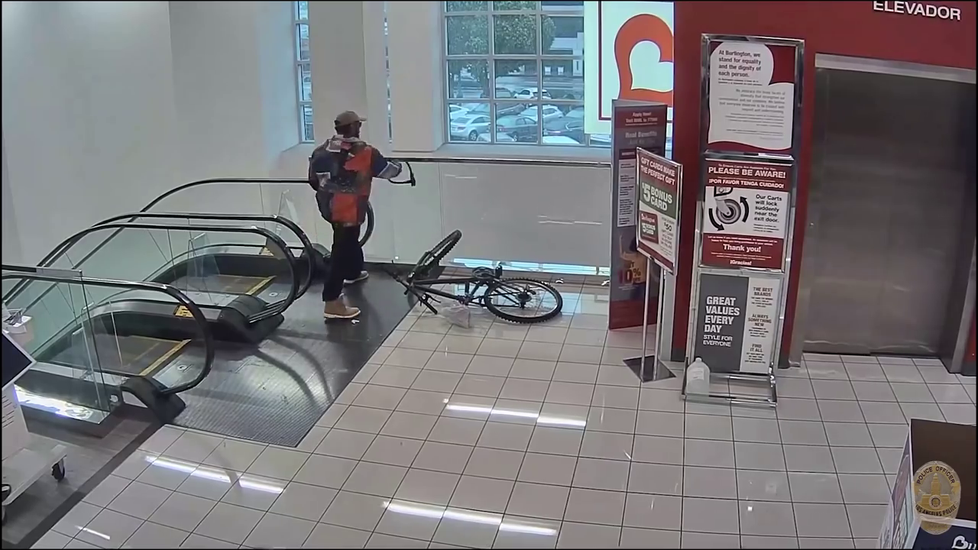 Násilník v nákupním centru demoloval vybavení a napadal lidi zámkem na kolo.
