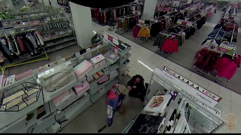 Muž napadl ženu v obchodě. Srazil ji na zem a bil zámkem na kolo až do krve.