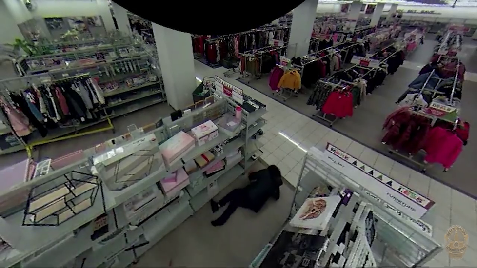 Muž napadl ženu v obchodě. Srazil ji na zem a bil zámkem na kolo až do krve.