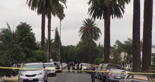 Při přestřelce v Los Angeles zahynuli tři lidé, 12 bylo zraněno.