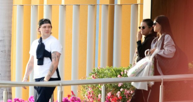 Brooklyn Beckham, Nicola Peltz a Selena Gomez dorazili na letiště v Los Cabos v Mexiku, aby společně oslavili Nový rok