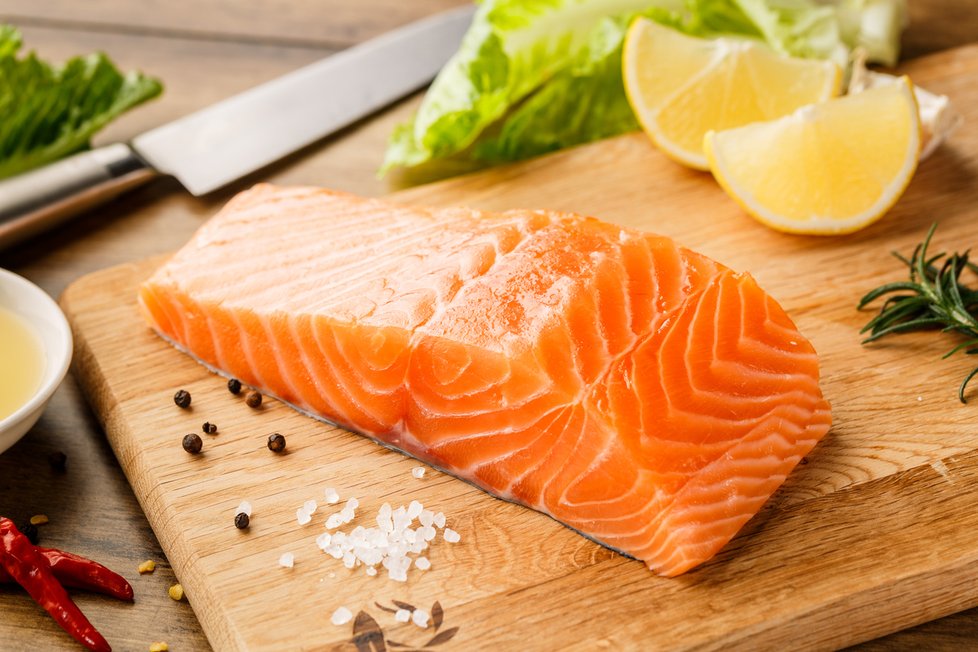 Před chřipkou vás pomůže chránit i vitamin D. Porce lososa ho obsahuje něco kolem 25 mg.