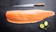 Na tatarák z lososa můžete v podstatě použít maso z kterékoliv části filetu, vždy by ale mělo být skutečně čerstvé