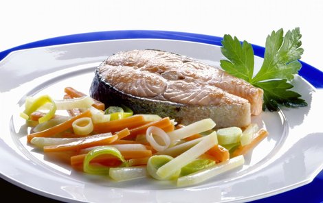 K večeři si připravte dušenou rybu na zelenině se zázvorem.