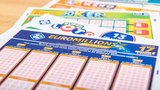 Bezdomovci ve Francii si z kradené karty koupili los a vyhráli 12,5 milionu korun: Kuriózní případ řeší i právníci