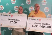 Bratři si vsadili loterii: Jeden vyhrál sedm miliard, druhý 140 Kč