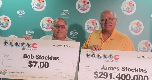 Bratři James a Bob vyhráli v loterii. Jeden si odnesl 7 miliard, druhý 140 Kč.