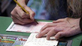 Rekordních v přepočtu 40 miliard korun vyhráli majitelé tří vítězných tiketů v americké loterii Powerball.