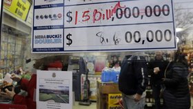 Rekordních v přepočtu 40 miliard korun vyhráli majitelé tří vítězných tiketů v americké loterii Powerball.