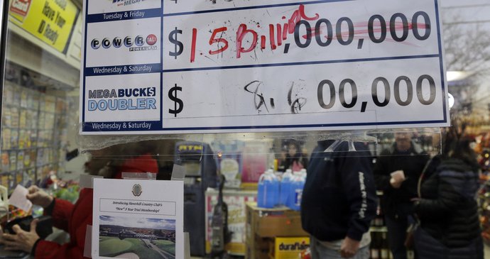 Rekordních v přepočtu 40 miliard korun vyhráli majitelé tří vítězných tiketů v americké loterii Powerball.