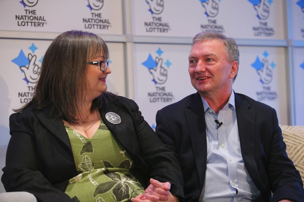 Manželský pár ze Severního Irska vyhrál 3,22 miliard korun v loterii
