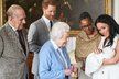 Královna Alžběta a její nejmladší vnouče Archie Harrison