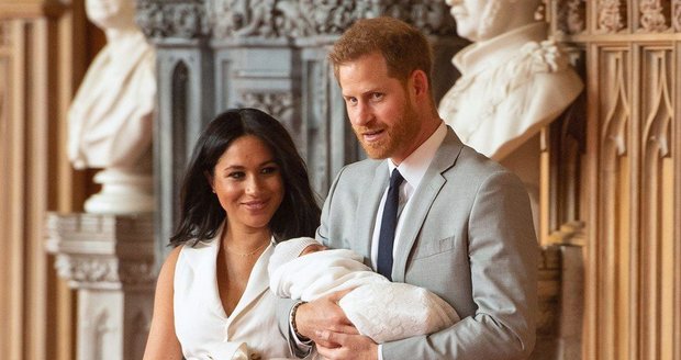 Meghan a Harry ukázali dítě královně