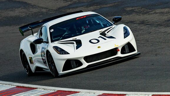 Emira míří na okruhy, Lotus představil závodní verzi GT4