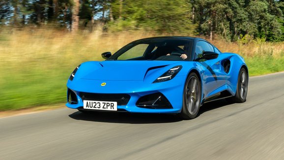 Čtyřválcový Lotus Emira i4 konečně odhalil všechny detaily. Menší motor mu sluší