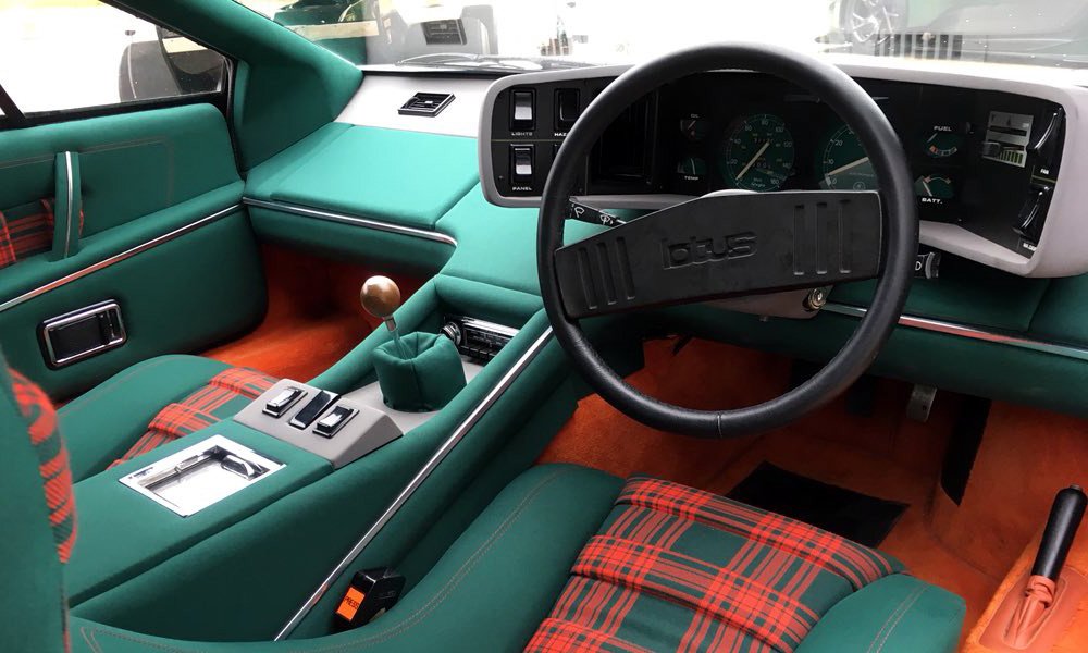 Esprit S1 měl před volantem velký přístrojový panel se zelenými ručkovými přístroji Veglia.