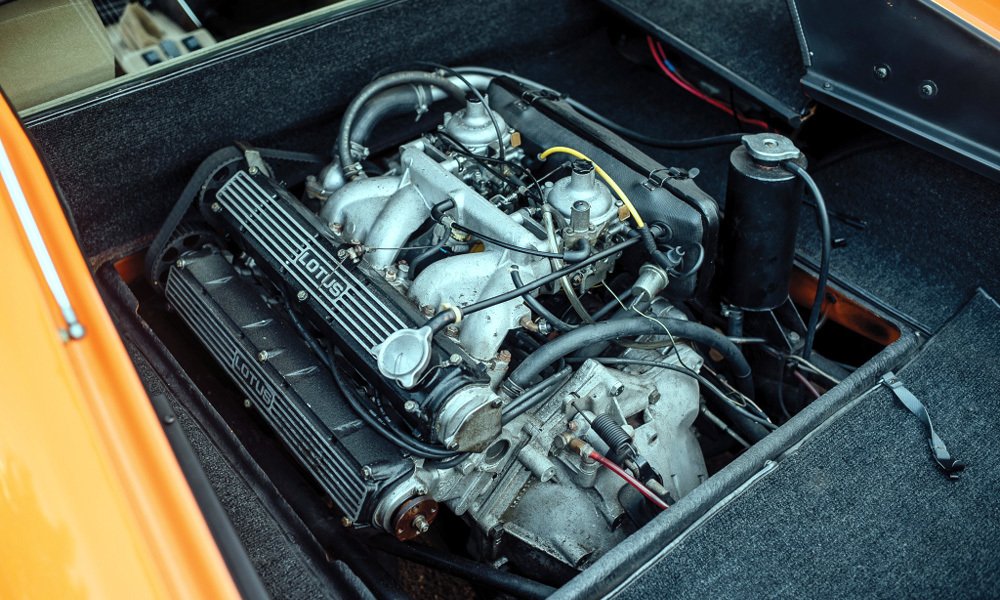 Řadový čtyřválec Lotus 907 měl objem 2 litry, ventilový rozvod DOHC a nejvyšší výkon 160 k (118 kW).