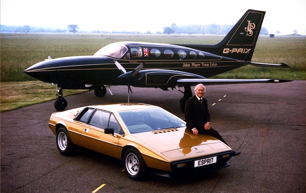 Colin Chapman s Espritem S2 a letadlem v barvách sponzora JPS.