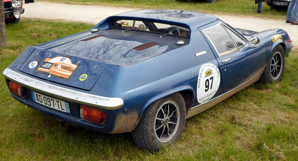 Lotus Europa Twin Cam měl upravenou zadní části karoserie, čímž se zlepšil výhled řidiče směrem dozadu.