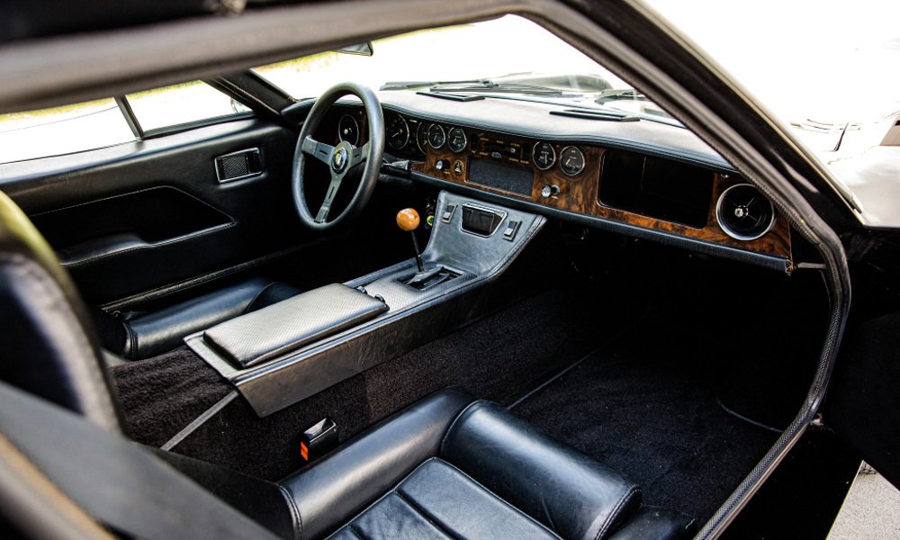 Lotus Europa Special měl dřevěnou dýhou potaženou palubní desku, vnitřní potahy dveří, koberce a sportovní volant.
