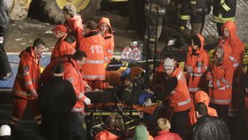 Záchranáři bojují o životy zraněných